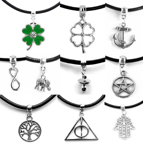 Collana nera con - , ciondolo